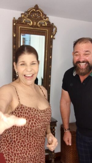Amanda Gutiérrez Instagram - Qué bueno tener a @caracasantiguedades y a mi amigo @dealessandro106 para saber lo que uno tiene!!! Y además un amigazo!🥰