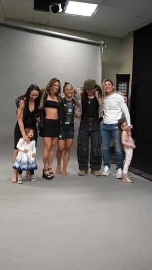 Amanda Nunes Instagram - "Não liga pras vaias" 🗣️⁣
⁣
A @Amanda_Leoa parabenizou a @NataliaSilvaUFC após a vitória sobre a Rose Namajunas no #UFC324! ✅⁣
⁣
[ Assista AO VIVO no @ParamountPlusEsportes ]