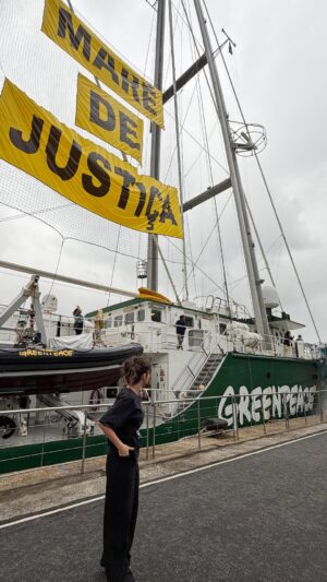 Amanda de Godoi Instagram - We asked the Brazilian actor, Amanda de Godoi, what climate justice means to her, and this was what she said!

Amanda was on the Rainbow Warrior, when it was in Brazil last year and was the stage for very powerful conversations about defending the oceans, coastal cities, and climate justice, highlighting how the most vulnerable territories, in the hills and mountains, are the first to feel the impacts of extreme weather events.

Change happens when people meet, inform themselves, and mobilise✊

We want to know from you in the comments, what does climate justice mean to you?🌍