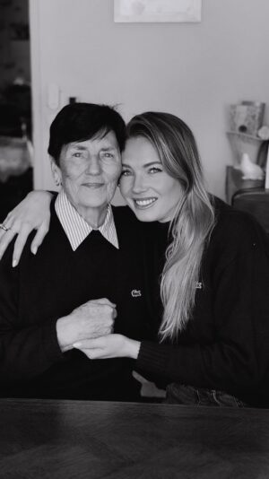 Amandine Petit Instagram - Bonne fête mamie 💕✨

À celles qui nous ont bercés, consolés, guidés…
À celles dont l’amour ne vieillit jamais et dont les bras restent le plus doux des refuges.

Merci pour votre tendresse infinie, votre sagesse et tous ces souvenirs précieux que vous semez dans nos vies 💐

Aujourd’hui, on vous célèbre de près comme de loin, toutes les mamies 💕