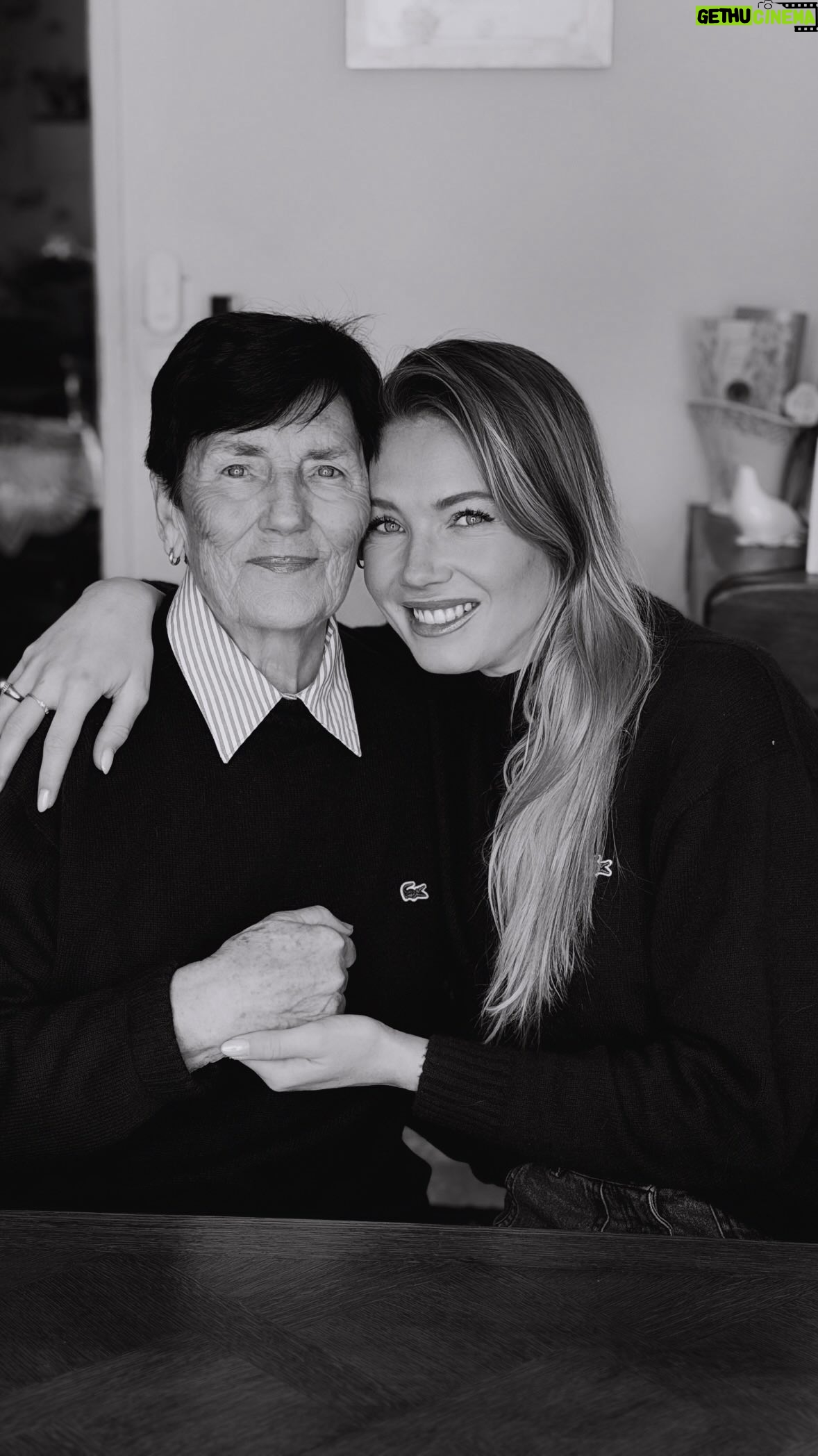 Amandine Petit - 39.2K Likes - Bonne fête mamie 💕✨

À celles qui nous ont bercés, consolés, guidés…
À celles dont l’amour ne vieillit jamais et dont les bras restent le plus doux des refuges.

Merci pour votre tendresse infinie, votre sagesse et tous ces souvenirs précieux que vous semez dans nos vies 💐

Aujourd’hui, on vous célèbre de près comme de loin, toutes les mamies 💕