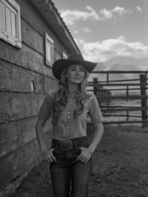 Amber Marshall Instagram - Amber Marshall - Canadian actress #heartland #Amyfleming @amber_marshall_farm @official_heartlandoncbc #heartlandoncbc #ambermarshall #ambermarshallfarm @nellybaumann @leica_canada @leica_camera @leicacamerausa