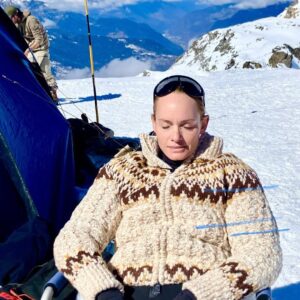 Amber Valletta Instagram - I spent an epic day for @moncler at the top of the Alps with the iconic actor @vincentcassel ,two-time Olympic gold medalist @chloekim , and World Cup skier @pinheiiiroo . An incredible day 🏔️🤍