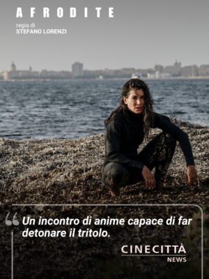 Ambra Angiolini Instagram - “Afrodite” di @_stefano_lorenzi conquista l’attenzione della critica.

Alcune tra le più importanti testate giornalistiche ne hanno riconosciuto la forza visiva, emotiva e narrativa, confermando l’opera prima di @_stefano_lorenzi come uno dei film più intensi e sorprendenti dell’anno.

Interpretato da @ambraofficial , @giuliettilini e @super.gae , “Afrodite” è oggi in corsa nella shortlist dei @premidavid per le categorie Miglior Compositore e Miglior Acconciatura.

Un viaggio potente, che continua a lasciare il segno.

#pathosdistribution #movies #afrodite #cinema