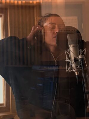 Amel Bent Instagram - DUMP de FÉVRIER … avant la fin du monde 🕊️