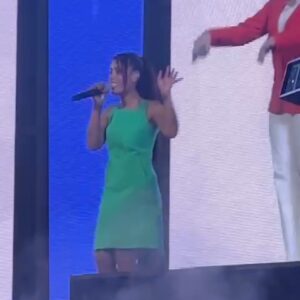 Amel Bent Instagram - DUMP janvier 2026 … en vrac , en rythme, en chœurs et le poing levé ( toujours) 
Gueststars: mes enfants , les @enfoiresofficiel , ma frère , @thevoice_tf1 ❤️, @geraldineallouche 😍 , une 👑 mystère , @yseult dans les oreilles 🫶 🖤 j’crois que j’aime bien les dumps en fait 😎