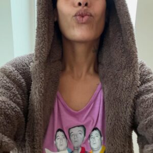Amel Bent Instagram - DUMP janvier 2026 … en vrac , en rythme, en chœurs et le poing levé ( toujours)
Gueststars: mes enfants , les @enfoiresofficiel , ma frère , @thevoice_tf1 ❤️, @geraldineallouche 😍 , une 👑 mystère , @yseult dans les oreilles 🫶 🖤 j’crois que j’aime bien les dumps en fait 😎