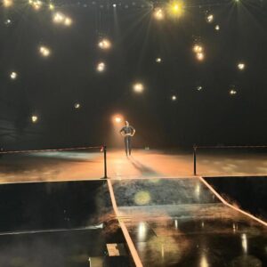 Amel Bent Instagram - DUMP janvier 2026 … en vrac , en rythme, en chœurs et le poing levé ( toujours)
Gueststars: mes enfants , les @enfoiresofficiel , ma frère , @thevoice_tf1 ❤️, @geraldineallouche 😍 , une 👑 mystère , @yseult dans les oreilles 🫶 🖤 j’crois que j’aime bien les dumps en fait 😎