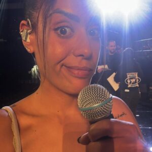 Amel Bent Instagram - DUMP janvier 2026 … en vrac , en rythme, en chœurs et le poing levé ( toujours)
Gueststars: mes enfants , les @enfoiresofficiel , ma frère , @thevoice_tf1 ❤️, @geraldineallouche 😍 , une 👑 mystère , @yseult dans les oreilles 🫶 🖤 j’crois que j’aime bien les dumps en fait 😎