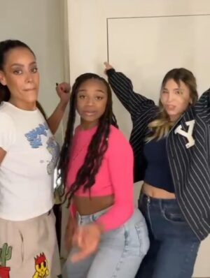 Amel Bent Instagram - Mon premier PHOTO DUMP de ma vie (avec que des vidéos 🤣)…
En vrac …mi décembre à hier … l’occasion de vous souhaiter de tout mon cœur une année 2026 la plus douce possible … la santé du coeur , du corps et du mental! Quelqu’un a besoin de vous quelque part alors accrochez vous 🖤