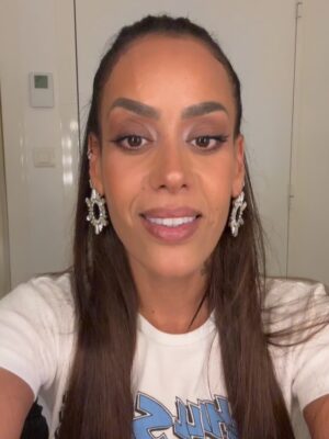 Amel Bent Instagram - Mon premier PHOTO DUMP de ma vie (avec que des vidéos 🤣)…
En vrac …mi décembre à hier … l’occasion de vous souhaiter de tout mon cœur une année 2026 la plus douce possible … la santé du coeur , du corps et du mental! Quelqu’un a besoin de vous quelque part alors accrochez vous 🖤