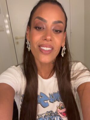 Amel Bent Instagram - Mon premier PHOTO DUMP de ma vie (avec que des vidéos 🤣)…
En vrac …mi décembre à hier … l’occasion de vous souhaiter de tout mon cœur une année 2026 la plus douce possible … la santé du coeur , du corps et du mental! Quelqu’un a besoin de vous quelque part alors accrochez vous 🖤
