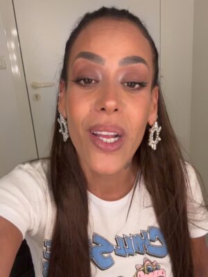 Amel Bent Instagram - Mon premier PHOTO DUMP de ma vie (avec que des vidéos 🤣)…
En vrac …mi décembre à hier … l’occasion de vous souhaiter de tout mon cœur une année 2026 la plus douce possible … la santé du coeur , du corps et du mental! Quelqu’un a besoin de vous quelque part alors accrochez vous 🖤