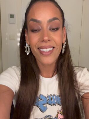 Amel Bent Instagram - Mon premier PHOTO DUMP de ma vie (avec que des vidéos 🤣)…
En vrac …mi décembre à hier … l’occasion de vous souhaiter de tout mon cœur une année 2026 la plus douce possible … la santé du coeur , du corps et du mental! Quelqu’un a besoin de vous quelque part alors accrochez vous 🖤