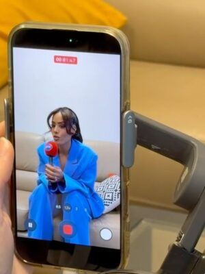 Amel Bent Instagram - Mon premier PHOTO DUMP de ma vie (avec que des vidéos 🤣)…
En vrac …mi décembre à hier … l’occasion de vous souhaiter de tout mon cœur une année 2026 la plus douce possible … la santé du coeur , du corps et du mental! Quelqu’un a besoin de vous quelque part alors accrochez vous 🖤