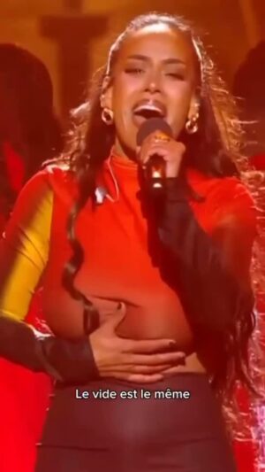 Amel Bent Instagram - TU N’ES PLUS LÀ live concorde 🇫🇷

#LIVE #EMOTION #TVSHOW #CHANSONFRANCAISE #AMELBENT