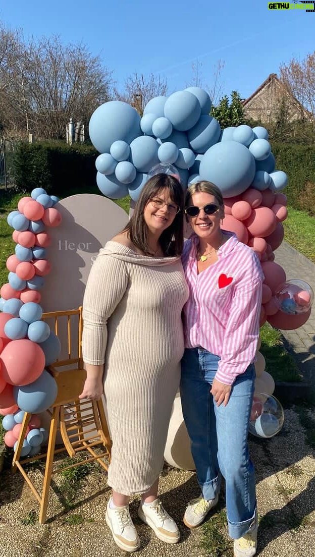 Amélie Neten - 27.4K Likes - Aujourd’hui, nous avons une merveilleuse nouvelle à partager : notre petite sœur attend une petite fille ! 🎀

Je tiens à te remercier, ma sœur, pour tout ce que tu es et tout ce que tu apportes à notre famille. Notre beau-frère va être un papa incroyable, et je sais que vous allez créer une belle vie pour cette petite princesse.

Après tout ce que nous avons traversé ,ce bonheur est d’autant plus précieux. Cette petite fille sera entourée d’amour et de joie, gâtée par ses tontons ,tantines , grands parents, cousins etc etc ….. et son papa 💙 Nous sommes tellement fiers de toi et impatients de la rencontrer ! 
à bientôt petite princesse ! 💖