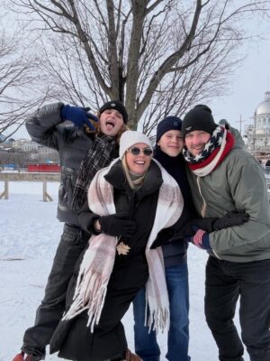 Amélie Neten Instagram - 🌟 Aujourd’hui, nous avons passé une très belle journée à Montréal tout était incroyable. Nous avons goûté à la fameuse tire, une spécialité d ici et c’était un vrai délice. Les rues étaient magnifiques, et l’ambiance festive nous a vraiment charmés. Franchement, tout était parfait ! Un super moment en famille, ça fait vraiment du bien. ❤️✨ Merci @tourlane
pour ce voyage organisé de À à Z ! Les amis, si vous cherchez à réserver vos voyages, faites-le chez eux les yeux fermés. Vous ne serez pas déçus ! ✈️🌍 Collaboration commerciale. #montreal #love #famille