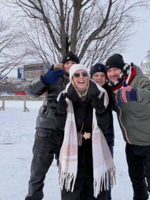 Amélie Neten Instagram - 🌟 Aujourd’hui, nous avons passé une très belle journée à Montréal tout était incroyable. Nous avons goûté à la fameuse tire, une spécialité d ici et c’était un vrai délice. Les rues étaient magnifiques, et l’ambiance festive nous a vraiment charmés. Franchement, tout était parfait ! Un super moment en famille, ça fait vraiment du bien. ❤️✨ Merci @tourlane
pour ce voyage organisé de À à Z ! Les amis, si vous cherchez à réserver vos voyages, faites-le chez eux les yeux fermés. Vous ne serez pas déçus ! ✈️🌍 Collaboration commerciale. #montreal #love #famille