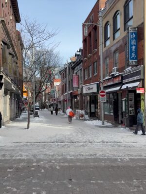 Amélie Neten Instagram - 🌟 Aujourd’hui, nous avons passé une très belle journée à Montréal tout était incroyable. Nous avons goûté à la fameuse tire, une spécialité d ici et c’était un vrai délice. Les rues étaient magnifiques, et l’ambiance festive nous a vraiment charmés. Franchement, tout était parfait ! Un super moment en famille, ça fait vraiment du bien. ❤️✨ Merci @tourlane
pour ce voyage organisé de À à Z ! Les amis, si vous cherchez à réserver vos voyages, faites-le chez eux les yeux fermés. Vous ne serez pas déçus ! ✈️🌍 Collaboration commerciale. #montreal #love #famille