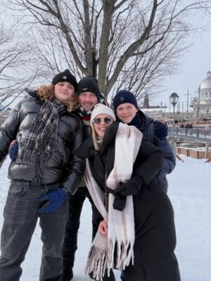 Amélie Neten Instagram - 🌟 Aujourd’hui, nous avons passé une très belle journée à Montréal tout était incroyable. Nous avons goûté à la fameuse tire, une spécialité d ici et c’était un vrai délice. Les rues étaient magnifiques, et l’ambiance festive nous a vraiment charmés. Franchement, tout était parfait ! Un super moment en famille, ça fait vraiment du bien. ❤️✨ Merci @tourlane
pour ce voyage organisé de À à Z ! Les amis, si vous cherchez à réserver vos voyages, faites-le chez eux les yeux fermés. Vous ne serez pas déçus ! ✈️🌍 Collaboration commerciale. #montreal #love #famille