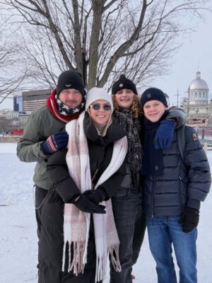 Amélie Neten Instagram - 🌟 Aujourd’hui, nous avons passé une très belle journée à Montréal tout était incroyable. Nous avons goûté à la fameuse tire, une spécialité d ici et c’était un vrai délice. Les rues étaient magnifiques, et l’ambiance festive nous a vraiment charmés. Franchement, tout était parfait ! Un super moment en famille, ça fait vraiment du bien. ❤️✨ Merci @tourlane
pour ce voyage organisé de À à Z ! Les amis, si vous cherchez à réserver vos voyages, faites-le chez eux les yeux fermés. Vous ne serez pas déçus ! ✈️🌍 Collaboration commerciale. #montreal #love #famille