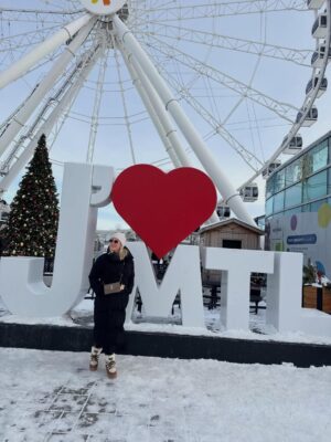Amélie Neten Instagram - 🌟 Aujourd’hui, nous avons passé une très belle journée à Montréal tout était incroyable. Nous avons goûté à la fameuse tire, une spécialité d ici et c’était un vrai délice. Les rues étaient magnifiques, et l’ambiance festive nous a vraiment charmés. Franchement, tout était parfait ! Un super moment en famille, ça fait vraiment du bien. ❤️✨ Merci @tourlane
pour ce voyage organisé de À à Z ! Les amis, si vous cherchez à réserver vos voyages, faites-le chez eux les yeux fermés. Vous ne serez pas déçus ! ✈️🌍 Collaboration commerciale. #montreal #love #famille