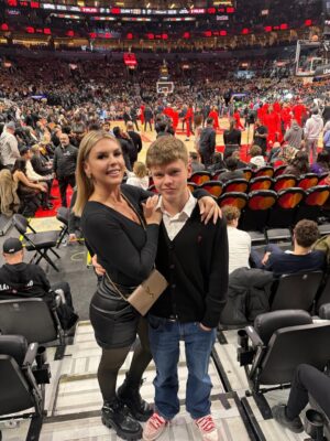 Amélie Neten Instagram - Hier, c’était nouvel an pas comme les autres 🎆
Match NBA Raptors vs Nuggets en live, ambiance de dingue 🏀
Et pour le réveillon : poulet frit, pizza et bonne humeur.
Simple, décalé, mais inoubliable. C’était ça notre 31 décembre ❤️ Oubliez pas mon code promo avec @tourlane les amis vous avez droit à 200 euros de réduction le code est AMELIEOFF200 Publicité