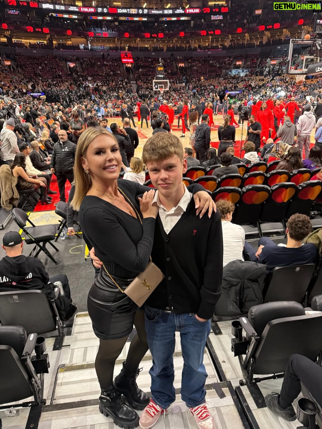 Amélie Neten - 24.7K Likes - Hier, c’était nouvel an pas comme les autres 🎆 
Match NBA Raptors vs Nuggets en live, ambiance de dingue 🏀 
Et pour le réveillon : poulet frit, pizza et bonne humeur. 
Simple, décalé, mais inoubliable. C’était ça notre 31 décembre ❤️ Oubliez pas mon code promo avec @tourlane les amis vous avez droit à 200 euros de réduction le code est AMELIEOFF200  Publicité