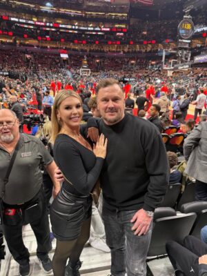 Amélie Neten Instagram - Hier, c’était nouvel an pas comme les autres 🎆
Match NBA Raptors vs Nuggets en live, ambiance de dingue 🏀
Et pour le réveillon : poulet frit, pizza et bonne humeur.
Simple, décalé, mais inoubliable. C’était ça notre 31 décembre ❤️ Oubliez pas mon code promo avec @tourlane les amis vous avez droit à 200 euros de réduction le code est AMELIEOFF200 Publicité
