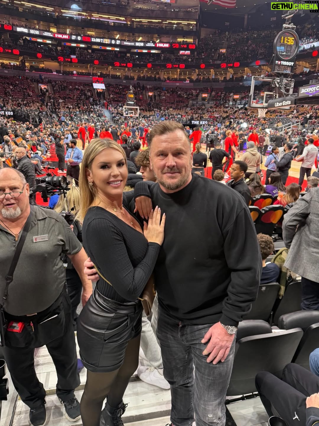 Amélie Neten - 24.7K Likes - Hier, c’était nouvel an pas comme les autres 🎆 
Match NBA Raptors vs Nuggets en live, ambiance de dingue 🏀 
Et pour le réveillon : poulet frit, pizza et bonne humeur. 
Simple, décalé, mais inoubliable. C’était ça notre 31 décembre ❤️ Oubliez pas mon code promo avec @tourlane les amis vous avez droit à 200 euros de réduction le code est AMELIEOFF200  Publicité