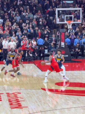 Amélie Neten Instagram - Hier, c’était nouvel an pas comme les autres 🎆
Match NBA Raptors vs Nuggets en live, ambiance de dingue 🏀
Et pour le réveillon : poulet frit, pizza et bonne humeur.
Simple, décalé, mais inoubliable. C’était ça notre 31 décembre ❤️ Oubliez pas mon code promo avec @tourlane les amis vous avez droit à 200 euros de réduction le code est AMELIEOFF200 Publicité