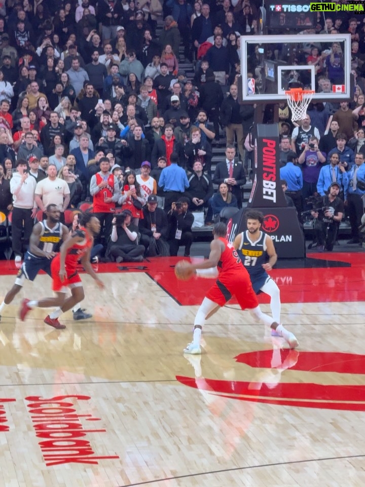 Amélie Neten - 24.7K Likes - Hier, c’était nouvel an pas comme les autres 🎆 
Match NBA Raptors vs Nuggets en live, ambiance de dingue 🏀 
Et pour le réveillon : poulet frit, pizza et bonne humeur. 
Simple, décalé, mais inoubliable. C’était ça notre 31 décembre ❤️ Oubliez pas mon code promo avec @tourlane les amis vous avez droit à 200 euros de réduction le code est AMELIEOFF200  Publicité