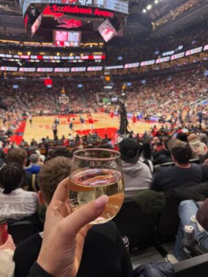 Amélie Neten Instagram - Hier, c’était nouvel an pas comme les autres 🎆
Match NBA Raptors vs Nuggets en live, ambiance de dingue 🏀
Et pour le réveillon : poulet frit, pizza et bonne humeur.
Simple, décalé, mais inoubliable. C’était ça notre 31 décembre ❤️ Oubliez pas mon code promo avec @tourlane les amis vous avez droit à 200 euros de réduction le code est AMELIEOFF200 Publicité