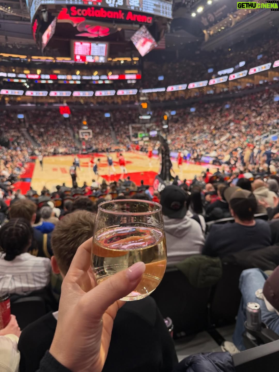 Amélie Neten - 24.7K Likes - Hier, c’était nouvel an pas comme les autres 🎆 
Match NBA Raptors vs Nuggets en live, ambiance de dingue 🏀 
Et pour le réveillon : poulet frit, pizza et bonne humeur. 
Simple, décalé, mais inoubliable. C’était ça notre 31 décembre ❤️ Oubliez pas mon code promo avec @tourlane les amis vous avez droit à 200 euros de réduction le code est AMELIEOFF200  Publicité