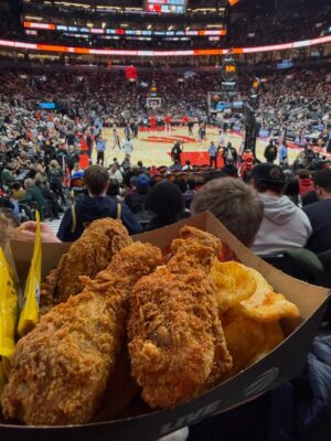 Amélie Neten Instagram - Hier, c’était nouvel an pas comme les autres 🎆
Match NBA Raptors vs Nuggets en live, ambiance de dingue 🏀
Et pour le réveillon : poulet frit, pizza et bonne humeur.
Simple, décalé, mais inoubliable. C’était ça notre 31 décembre ❤️ Oubliez pas mon code promo avec @tourlane les amis vous avez droit à 200 euros de réduction le code est AMELIEOFF200 Publicité