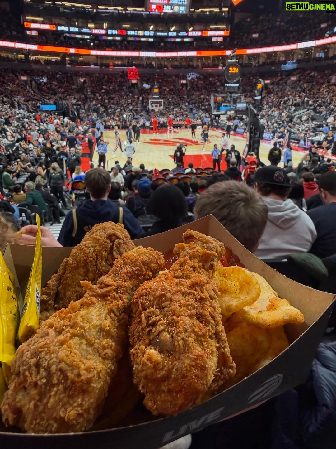 Amélie Neten - 24.7K Likes - Hier, c’était nouvel an pas comme les autres 🎆 
Match NBA Raptors vs Nuggets en live, ambiance de dingue 🏀 
Et pour le réveillon : poulet frit, pizza et bonne humeur. 
Simple, décalé, mais inoubliable. C’était ça notre 31 décembre ❤️ Oubliez pas mon code promo avec @tourlane les amis vous avez droit à 200 euros de réduction le code est AMELIEOFF200  Publicité
