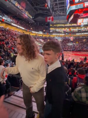 Amélie Neten Instagram - Hier, c’était nouvel an pas comme les autres 🎆
Match NBA Raptors vs Nuggets en live, ambiance de dingue 🏀
Et pour le réveillon : poulet frit, pizza et bonne humeur.
Simple, décalé, mais inoubliable. C’était ça notre 31 décembre ❤️ Oubliez pas mon code promo avec @tourlane les amis vous avez droit à 200 euros de réduction le code est AMELIEOFF200 Publicité