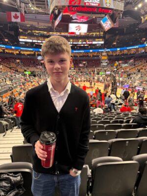 Amélie Neten Instagram - Hier, c’était nouvel an pas comme les autres 🎆
Match NBA Raptors vs Nuggets en live, ambiance de dingue 🏀
Et pour le réveillon : poulet frit, pizza et bonne humeur.
Simple, décalé, mais inoubliable. C’était ça notre 31 décembre ❤️ Oubliez pas mon code promo avec @tourlane les amis vous avez droit à 200 euros de réduction le code est AMELIEOFF200 Publicité