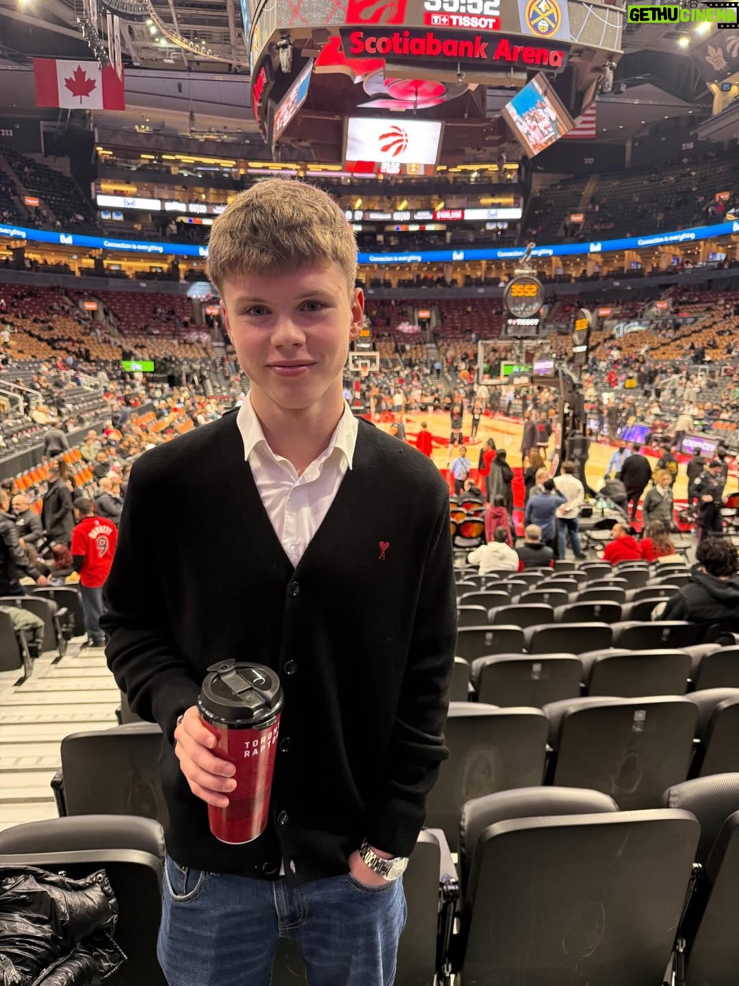 Amélie Neten - 24.7K Likes - Hier, c’était nouvel an pas comme les autres 🎆 
Match NBA Raptors vs Nuggets en live, ambiance de dingue 🏀 
Et pour le réveillon : poulet frit, pizza et bonne humeur. 
Simple, décalé, mais inoubliable. C’était ça notre 31 décembre ❤️ Oubliez pas mon code promo avec @tourlane les amis vous avez droit à 200 euros de réduction le code est AMELIEOFF200  Publicité