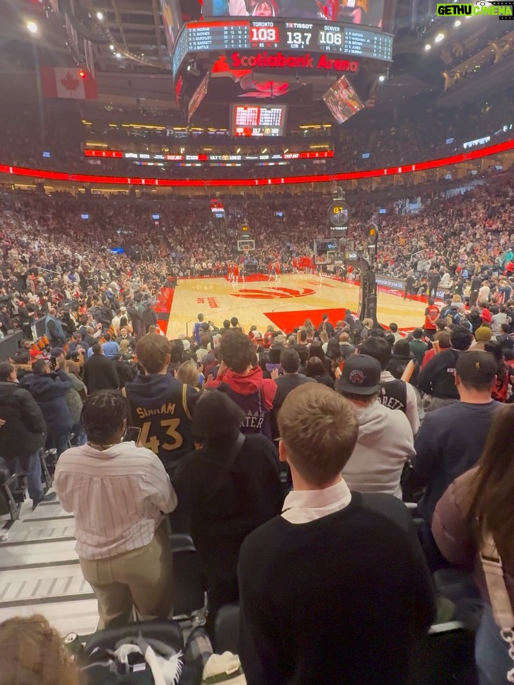 Amélie Neten - 24.7K Likes - Hier, c’était nouvel an pas comme les autres 🎆 
Match NBA Raptors vs Nuggets en live, ambiance de dingue 🏀 
Et pour le réveillon : poulet frit, pizza et bonne humeur. 
Simple, décalé, mais inoubliable. C’était ça notre 31 décembre ❤️ Oubliez pas mon code promo avec @tourlane les amis vous avez droit à 200 euros de réduction le code est AMELIEOFF200  Publicité