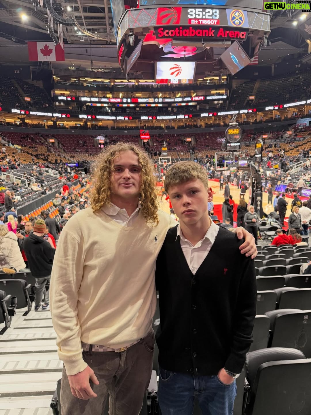 Amélie Neten - 24.7K Likes - Hier, c’était nouvel an pas comme les autres 🎆 
Match NBA Raptors vs Nuggets en live, ambiance de dingue 🏀 
Et pour le réveillon : poulet frit, pizza et bonne humeur. 
Simple, décalé, mais inoubliable. C’était ça notre 31 décembre ❤️ Oubliez pas mon code promo avec @tourlane les amis vous avez droit à 200 euros de réduction le code est AMELIEOFF200  Publicité