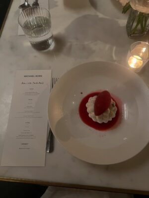 Amita Suman Instagram - Last night wining n dining with @michaelkors 🥂
Raise a glass for the ladies who worked their magic @michelahairstylist & @roseanna_makeup ❤️

📸 @joshpyman ❤️