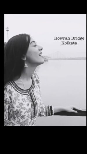 Amrita Rao Instagram - MADHUBALA  REBORN ❣️ Her BIRTH ANNIVERSARY TODAY !!!!

The One Who Stole & Continues to steal many hearts was indeed born on 14th Feb
a day the World Chose to Celebrate L O V E ❤️🎉 

I'm at Howrah bridge Kolkata .. recreating the wonderful song from the movie Howrah Bridge released in 1958 ..

Her Adaayen inspired many leading ladies including Me 😍 !!