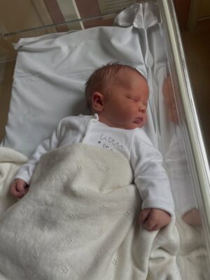 Amy Hart Instagram - Another Beautiful Boy To Love 💙 

He is just gorgeous and we are so in love already! Fortunately, our day walking around the farm may have brought him early, as at 8lbs 6, not sure three more weeks were needed 🫣😂. Stanley is completely besotted with his little brother and can’t wait for him to join his Basketball team🥹So much to catch you all up on, as always it’s never drama free! Sam, Amy, Stanley and……NoNameYet xxx