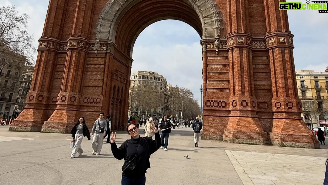 Amy Jo Johnson - 6.8K Likes - Just hanging out in Spain… 🇪🇸