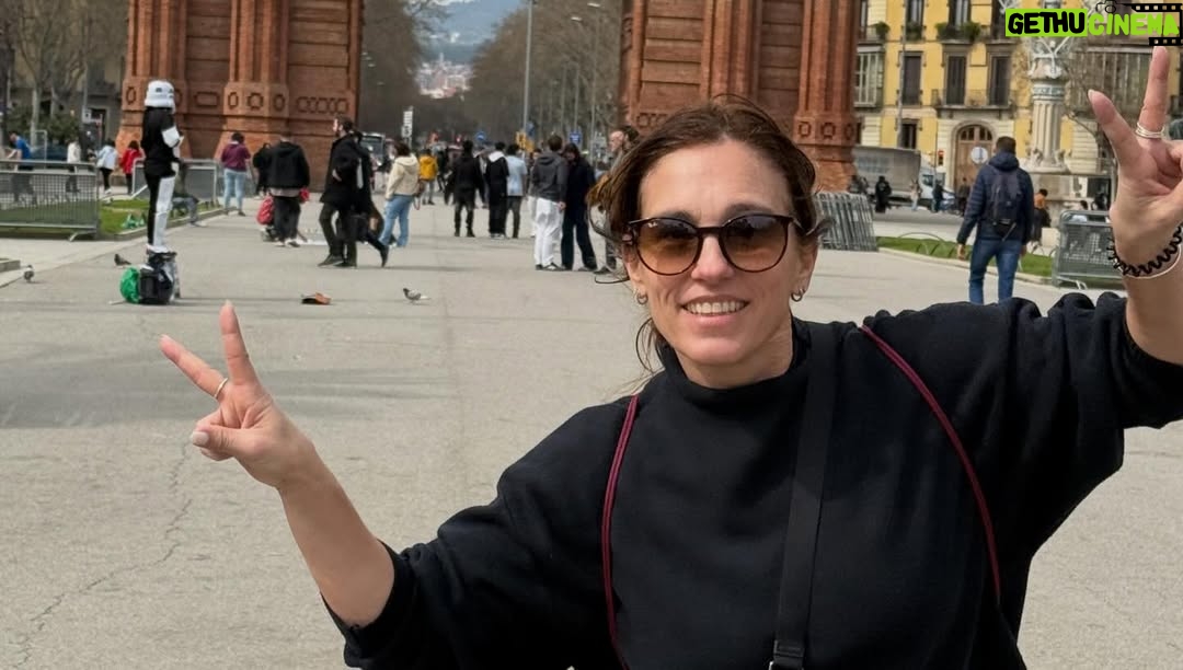 Amy Jo Johnson - 6.8K Likes - Just hanging out in Spain… 🇪🇸