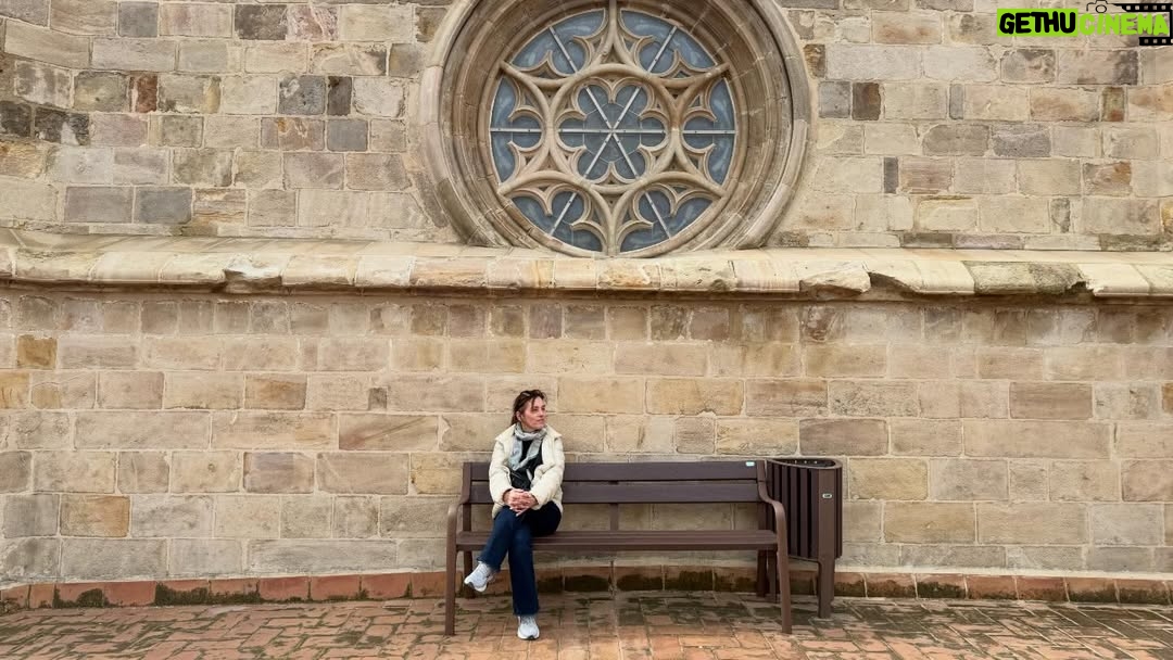Amy Jo Johnson - 6.8K Likes - Just hanging out in Spain… 🇪🇸