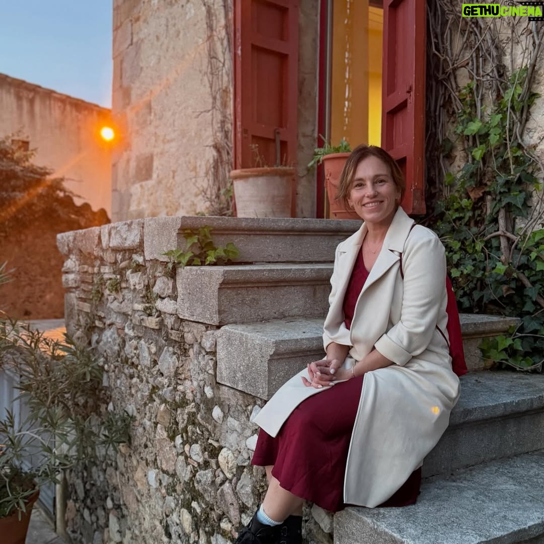 Amy Jo Johnson - 6.9K Likes - A wonderful writers retreat with @rocabertiwriters meeting, learning, creating with some incredible people. Feeling inspired and happy. 😊