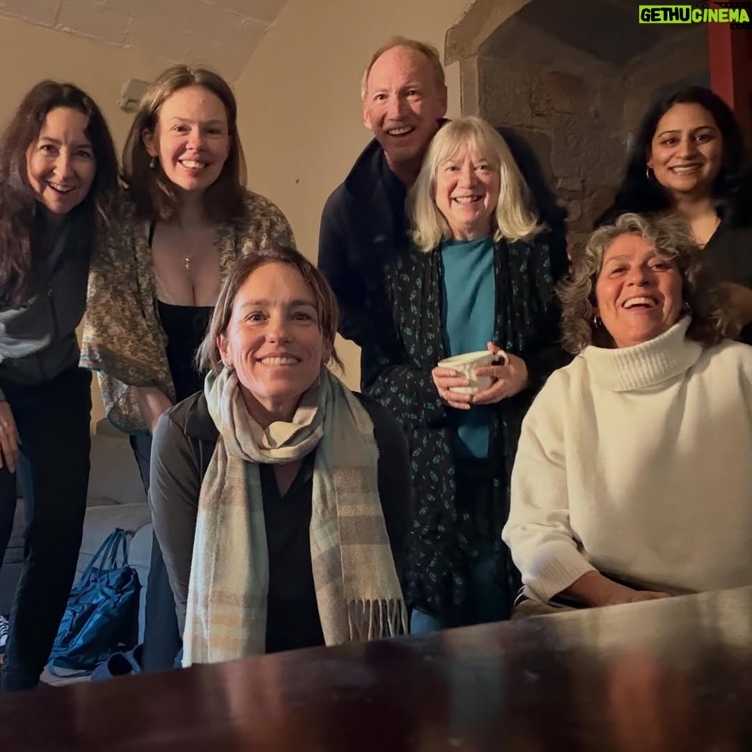 Amy Jo Johnson - 6.9K Likes - A wonderful writers retreat with @rocabertiwriters meeting, learning, creating with some incredible people. Feeling inspired and happy. 😊